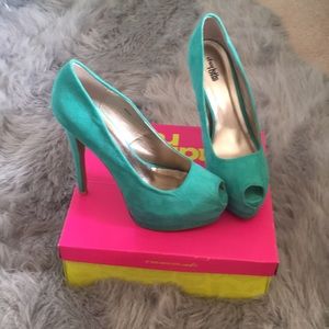 peep toe pumps